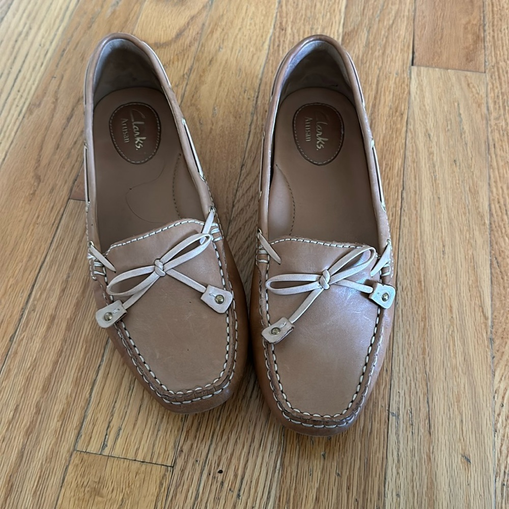 Clarks Artisan Moccasins Size 7 tan